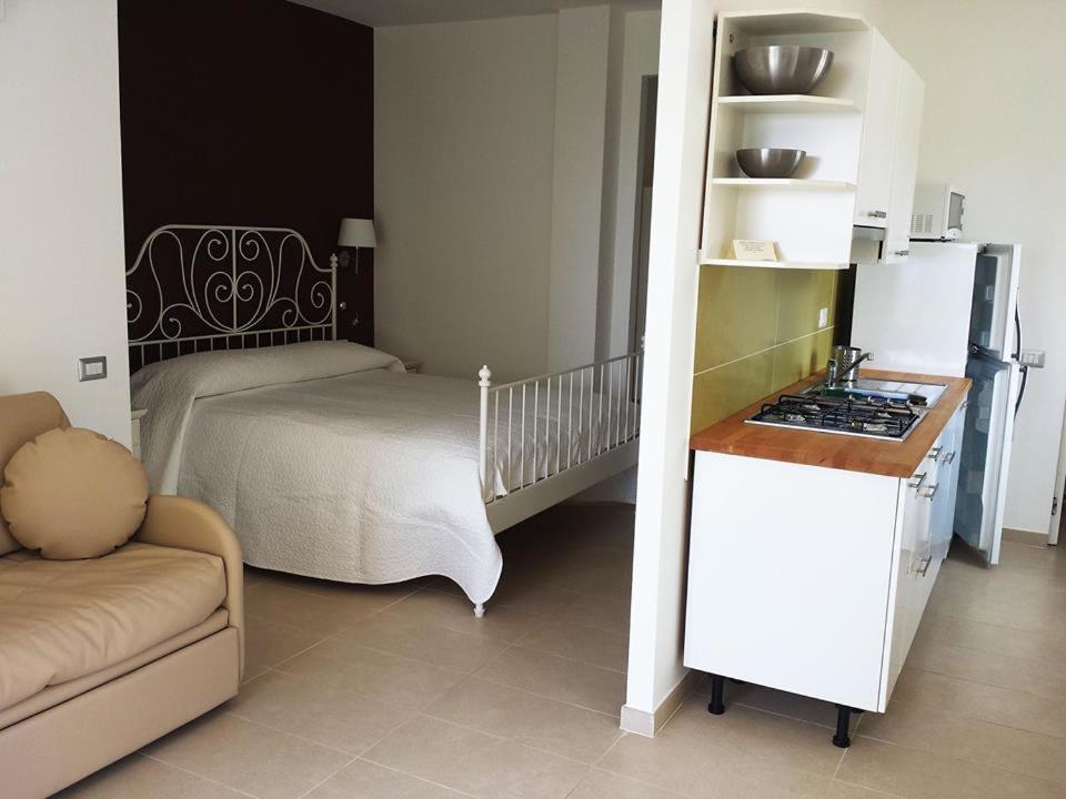 Hotel E Residence Il Faro Ачиароли Екстериор снимка