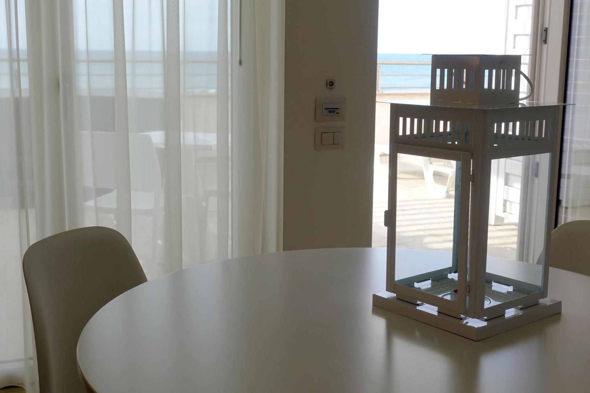 Hotel E Residence Il Faro Ачиароли Екстериор снимка