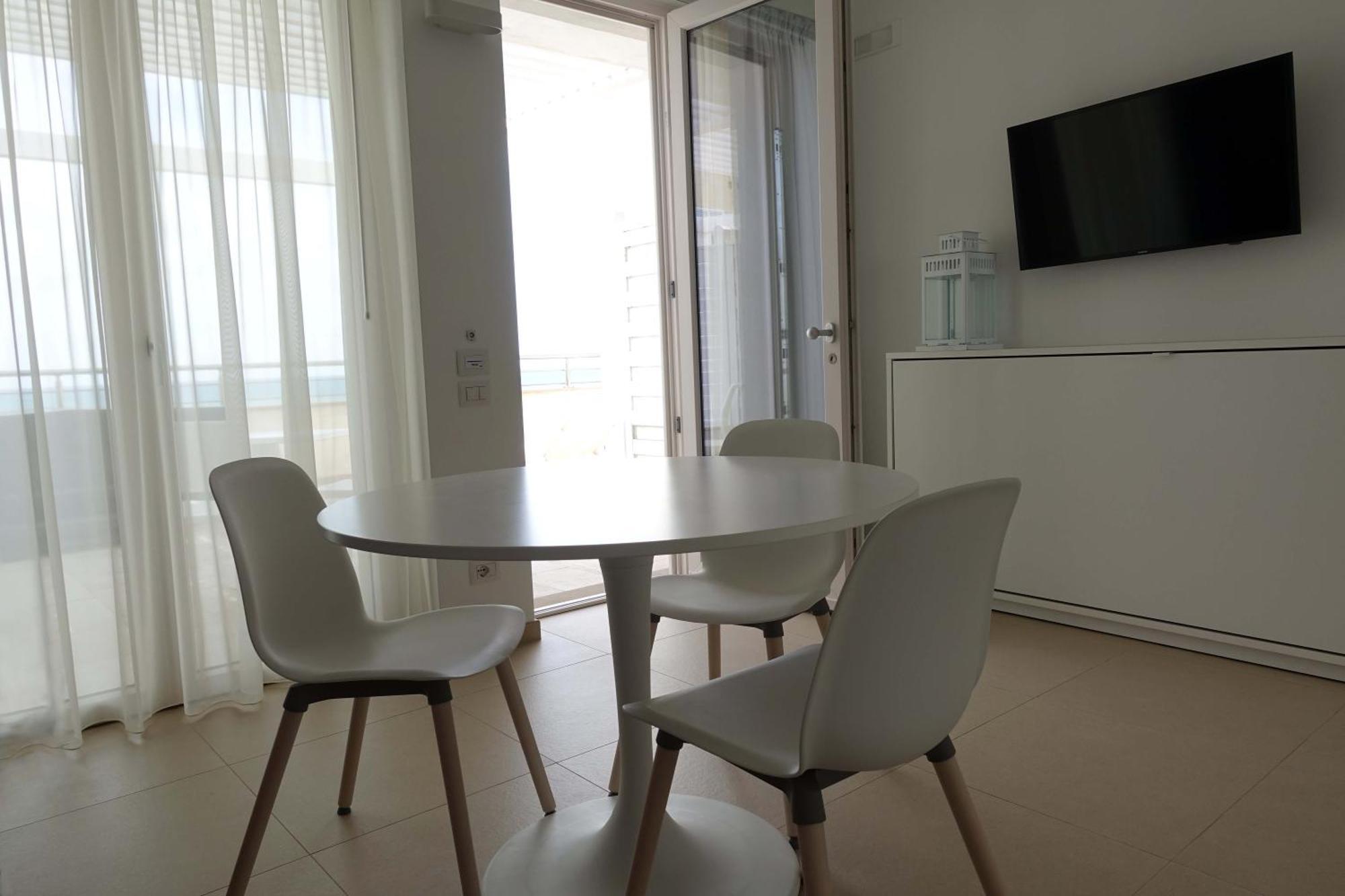 Hotel E Residence Il Faro Ачиароли Екстериор снимка