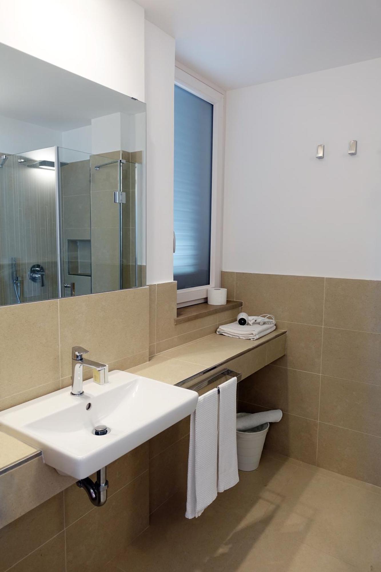 Hotel E Residence Il Faro Ачиароли Екстериор снимка
