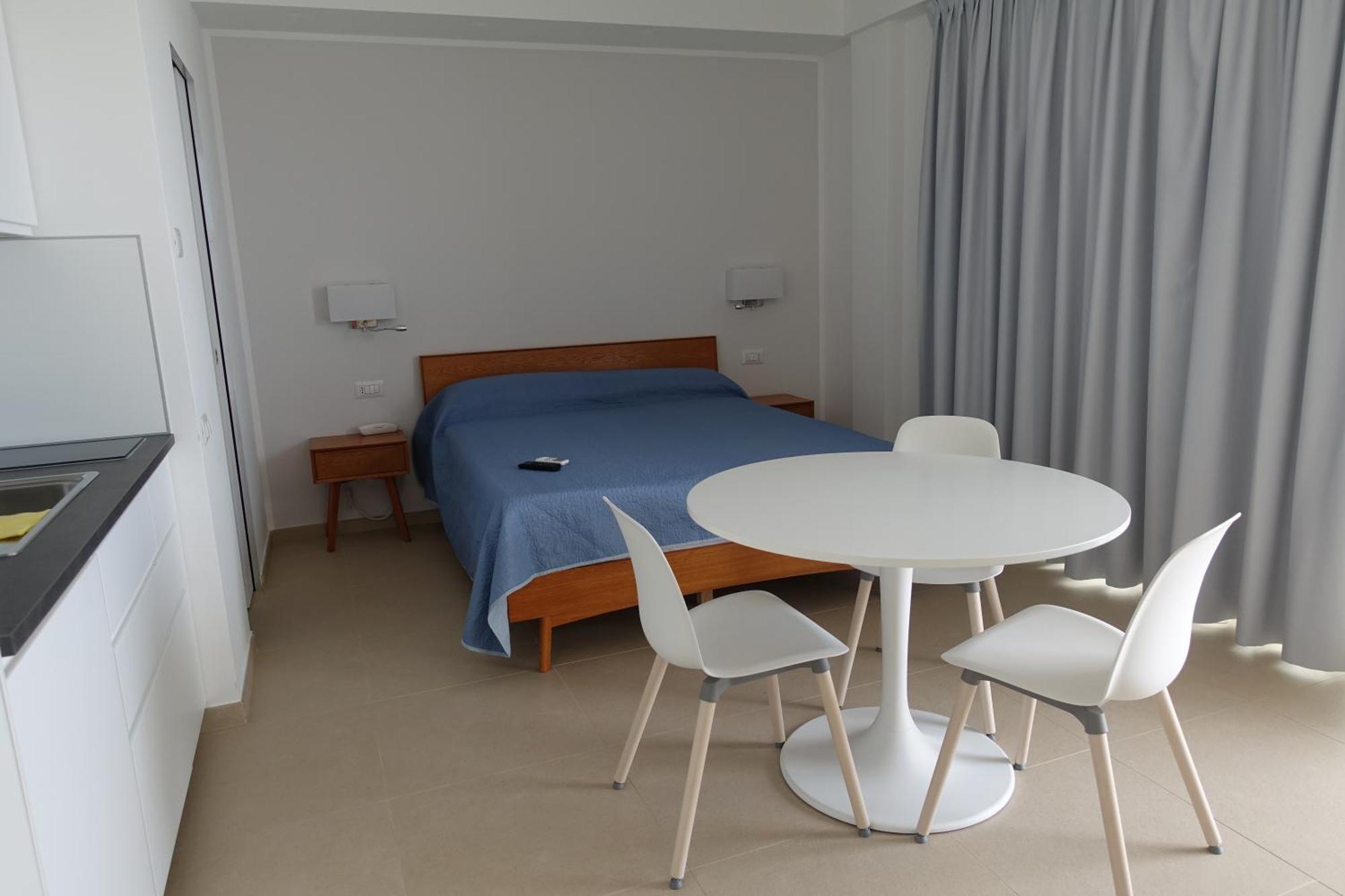 Hotel E Residence Il Faro Ачиароли Екстериор снимка
