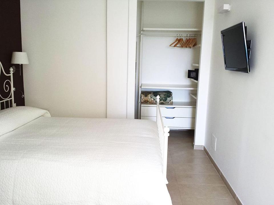 Hotel E Residence Il Faro Ачиароли Екстериор снимка
