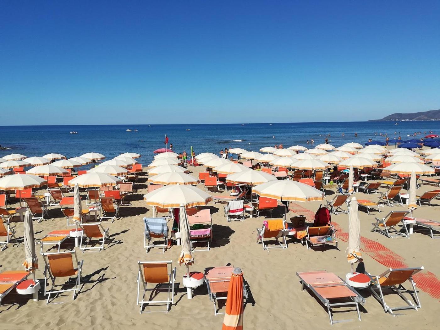 Hotel E Residence Il Faro Ачиароли Екстериор снимка