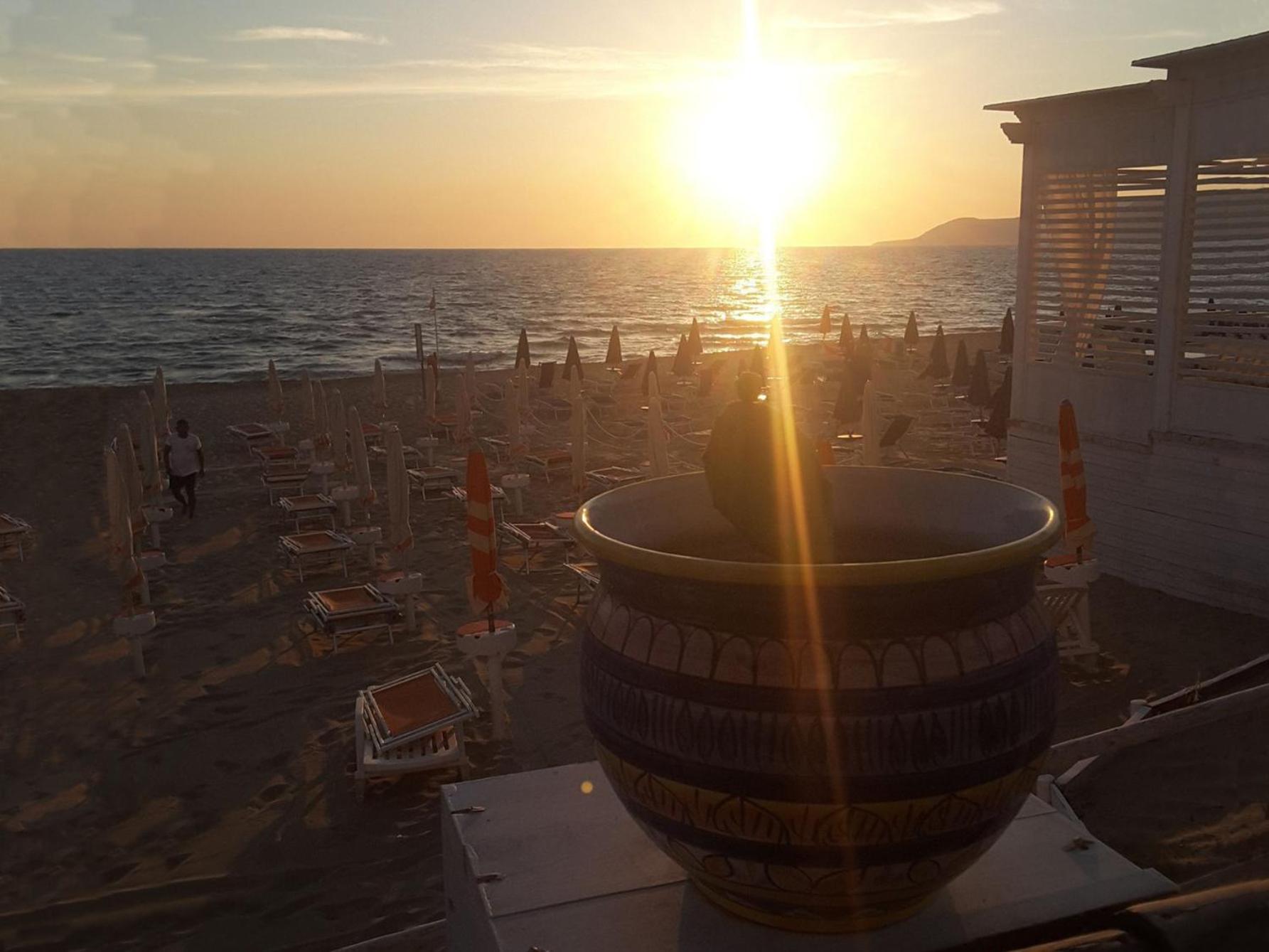 Hotel E Residence Il Faro Ачиароли Екстериор снимка