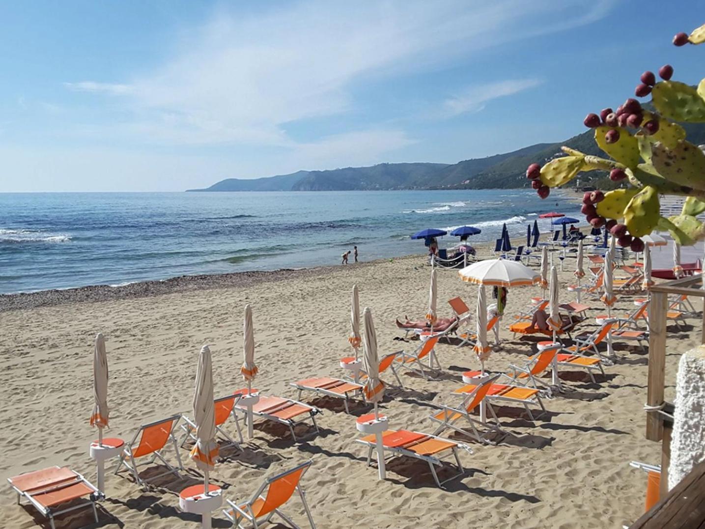 Hotel E Residence Il Faro Ачиароли Екстериор снимка