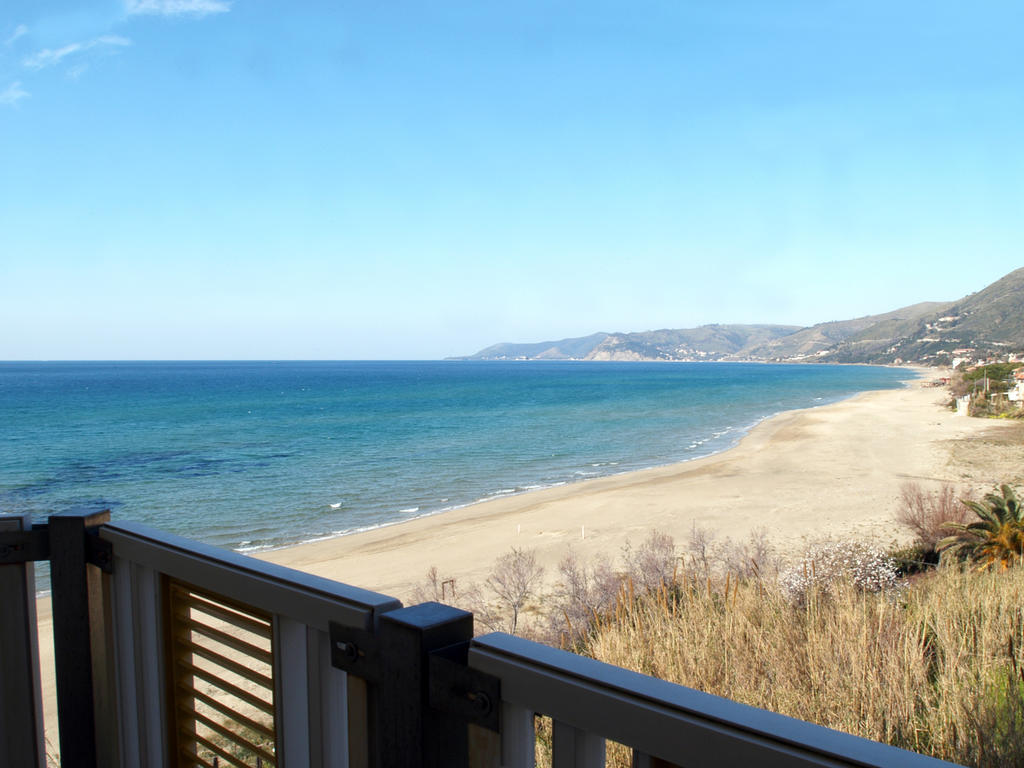 Hotel E Residence Il Faro Ачиароли Стая снимка