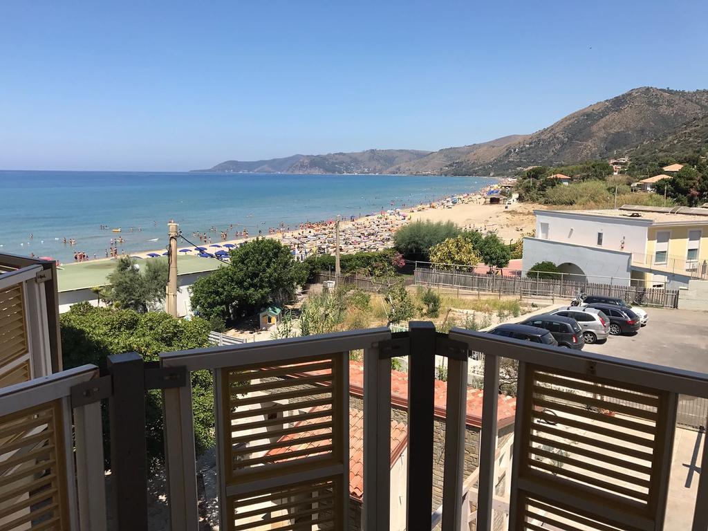 Hotel E Residence Il Faro Ачиароли Екстериор снимка